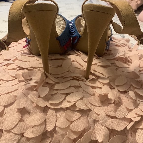 These Summer beauties are on sale for the right person. 4 1/2 to 5in heels! - Picture 4 of 4